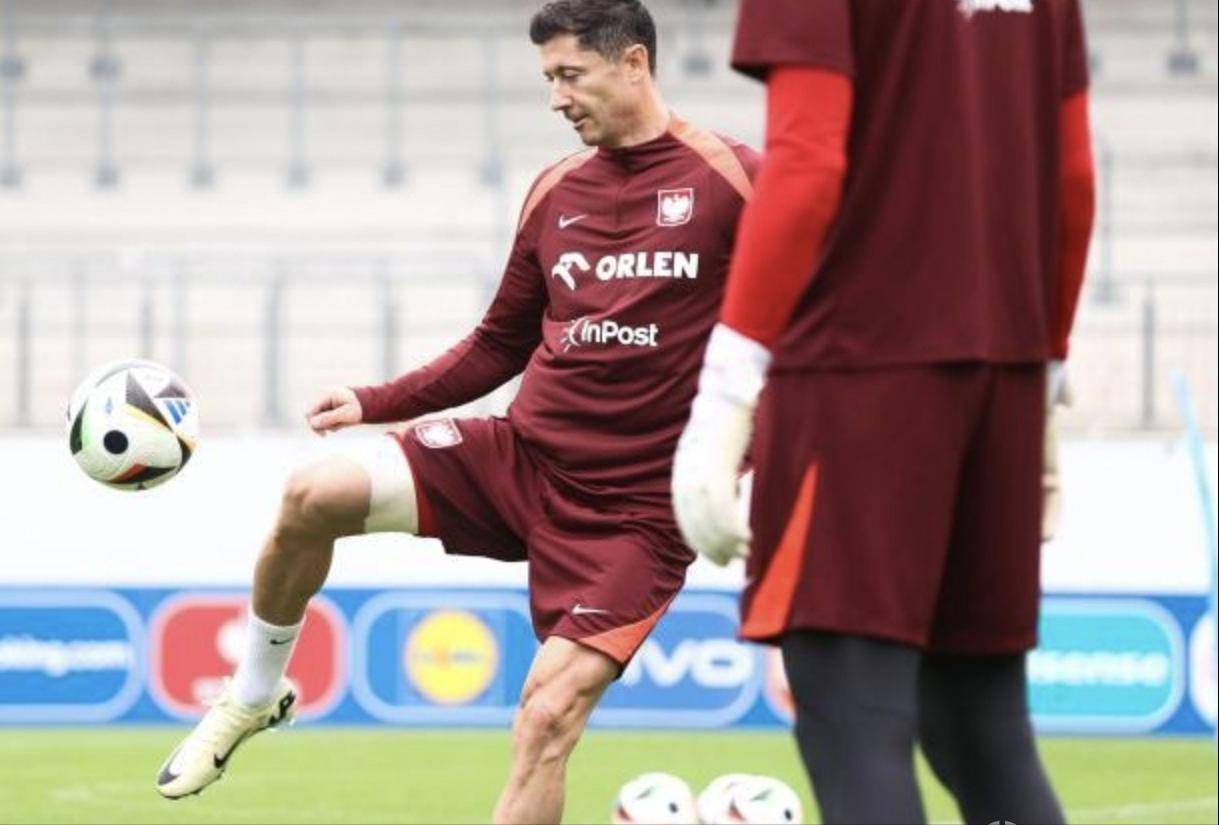 开云体育入口-波兰中锋状态神秘，备战英格兰大战的简单介绍