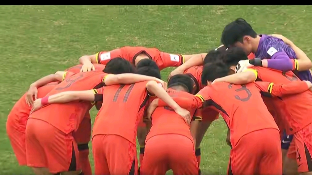 紧张对决！球场上两队激烈拼搏