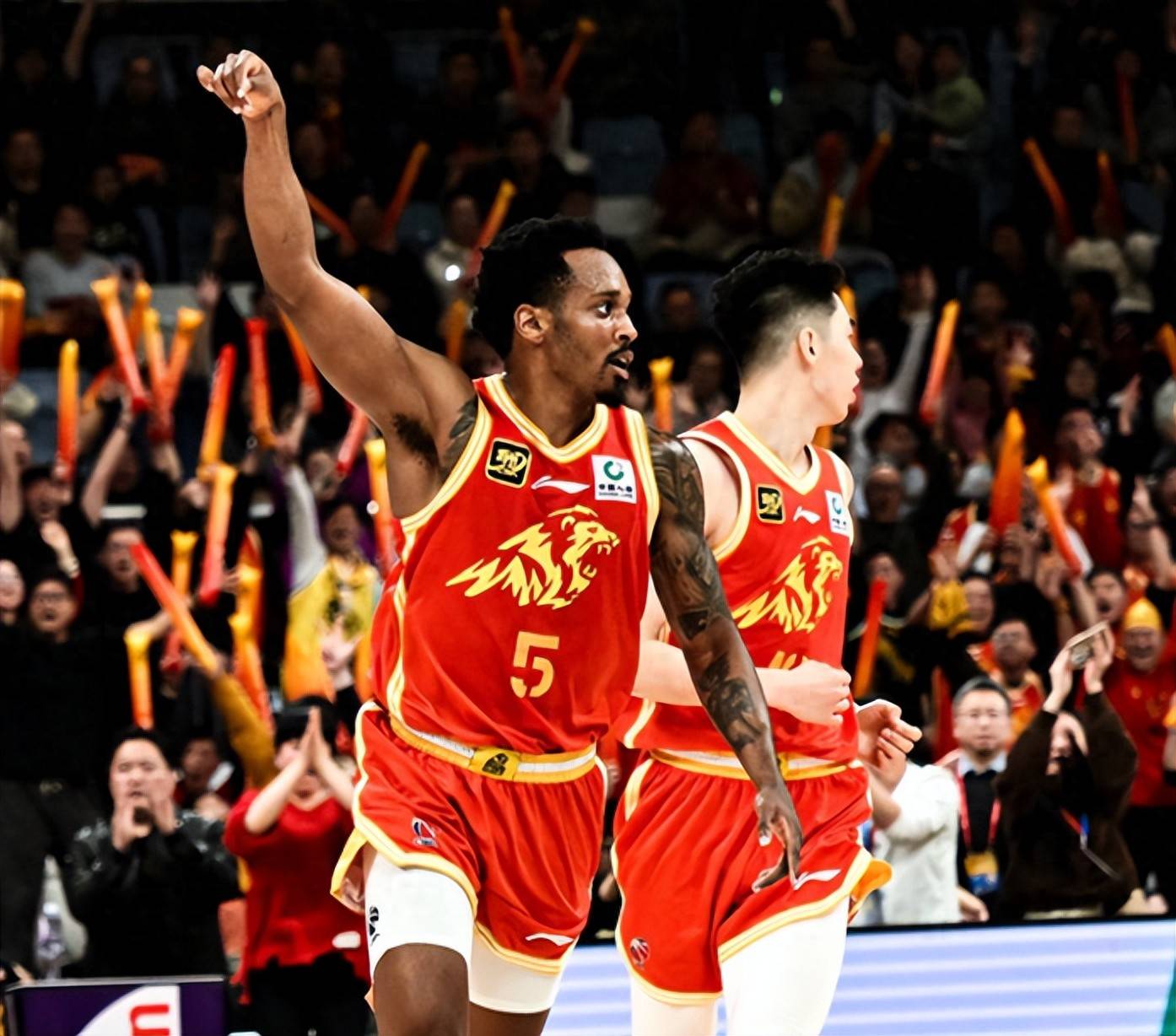 广厦男篮打造黄金阵容，备战关键战役