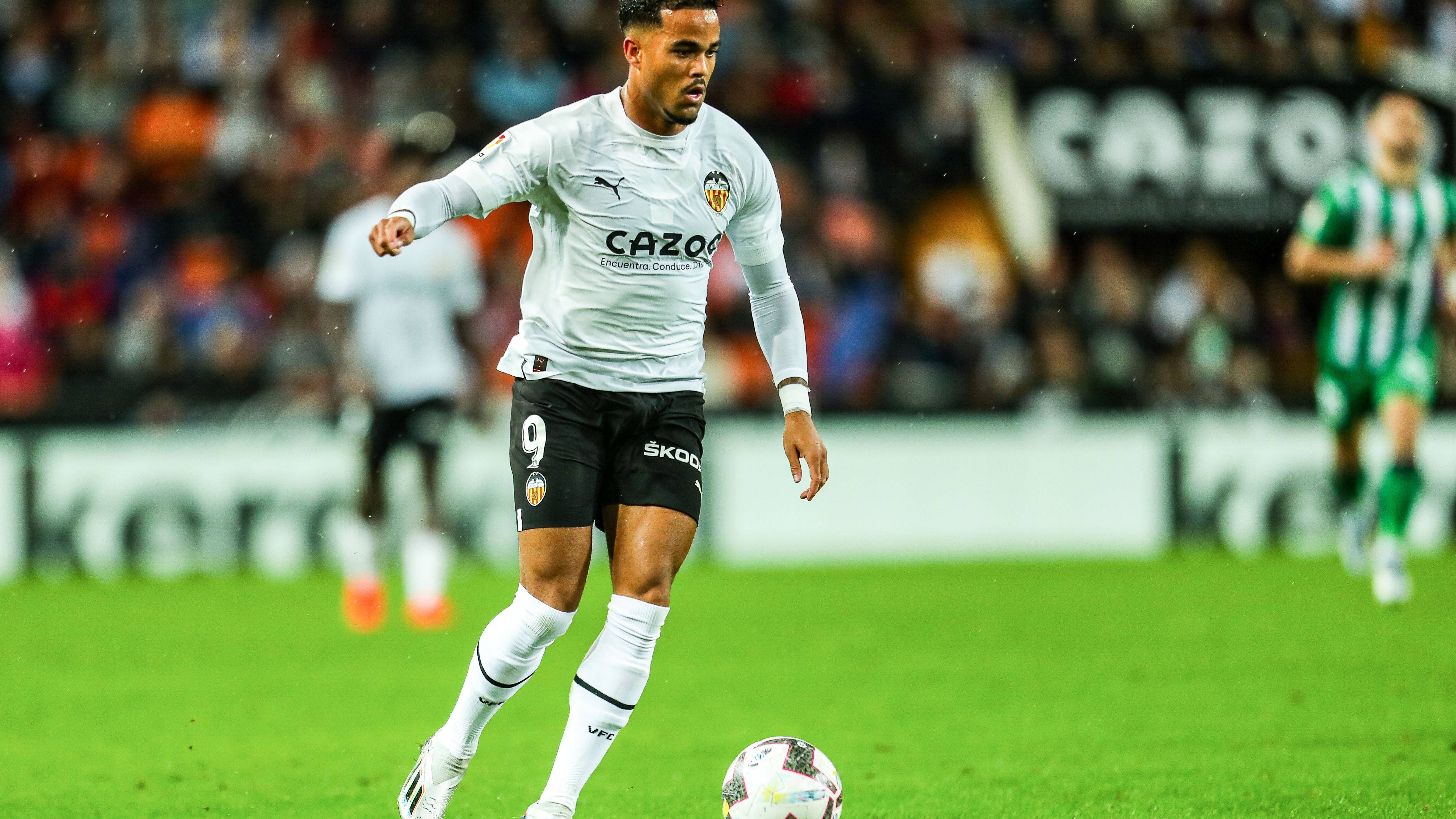 关于瓦伦西亚主场失利，积分榜下滑的信息