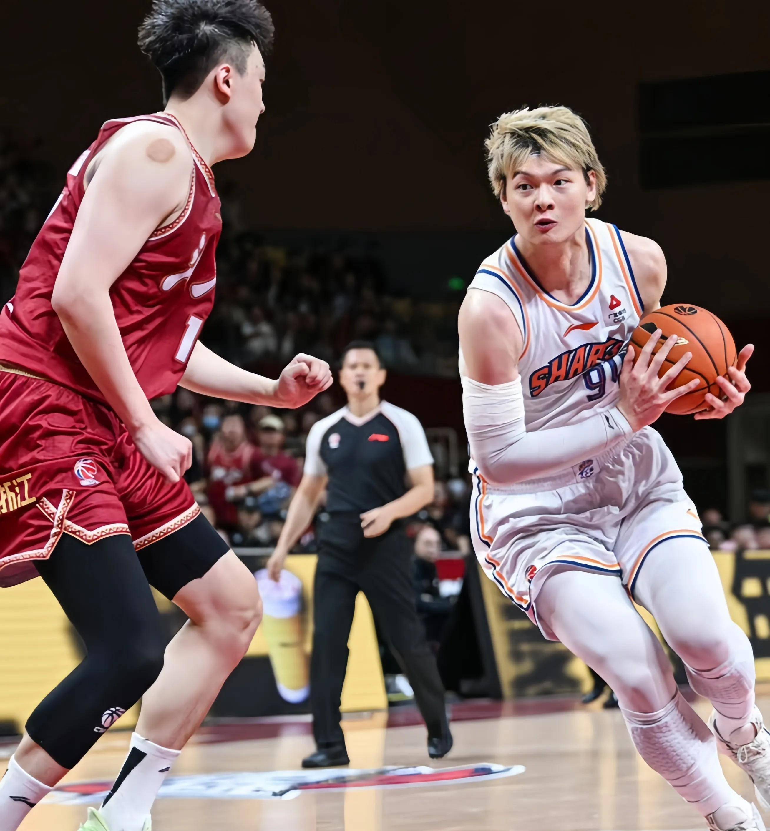 开云体育登录-上海男篮轻松胜出，福建队众将表现出色