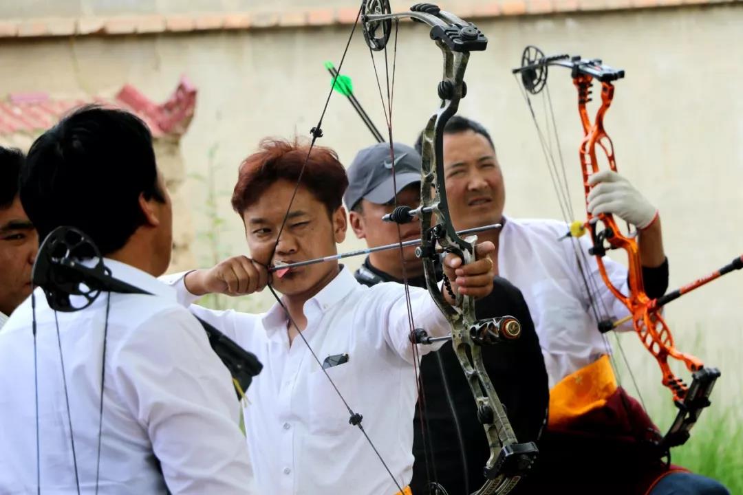 喀麦隆射箭选手精准发矢，夺得金牌