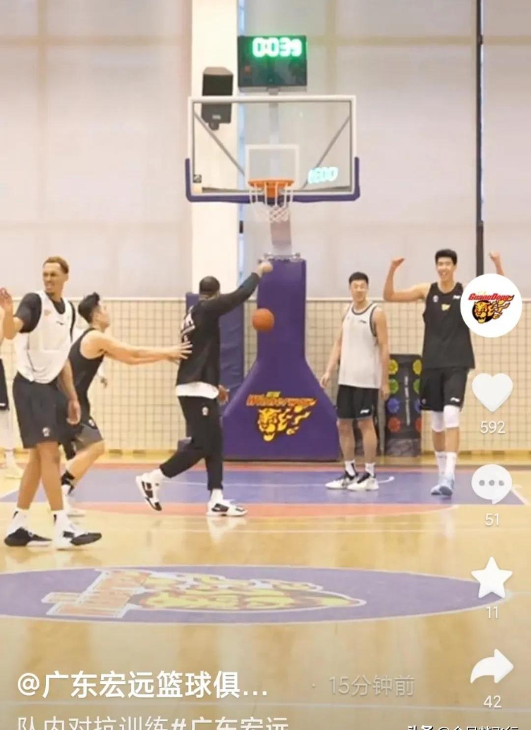 比赛前球员训练状态良好备战充分