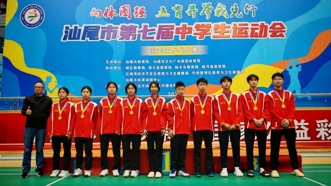 比赛中球员们奋勇拼搏赢得胜利