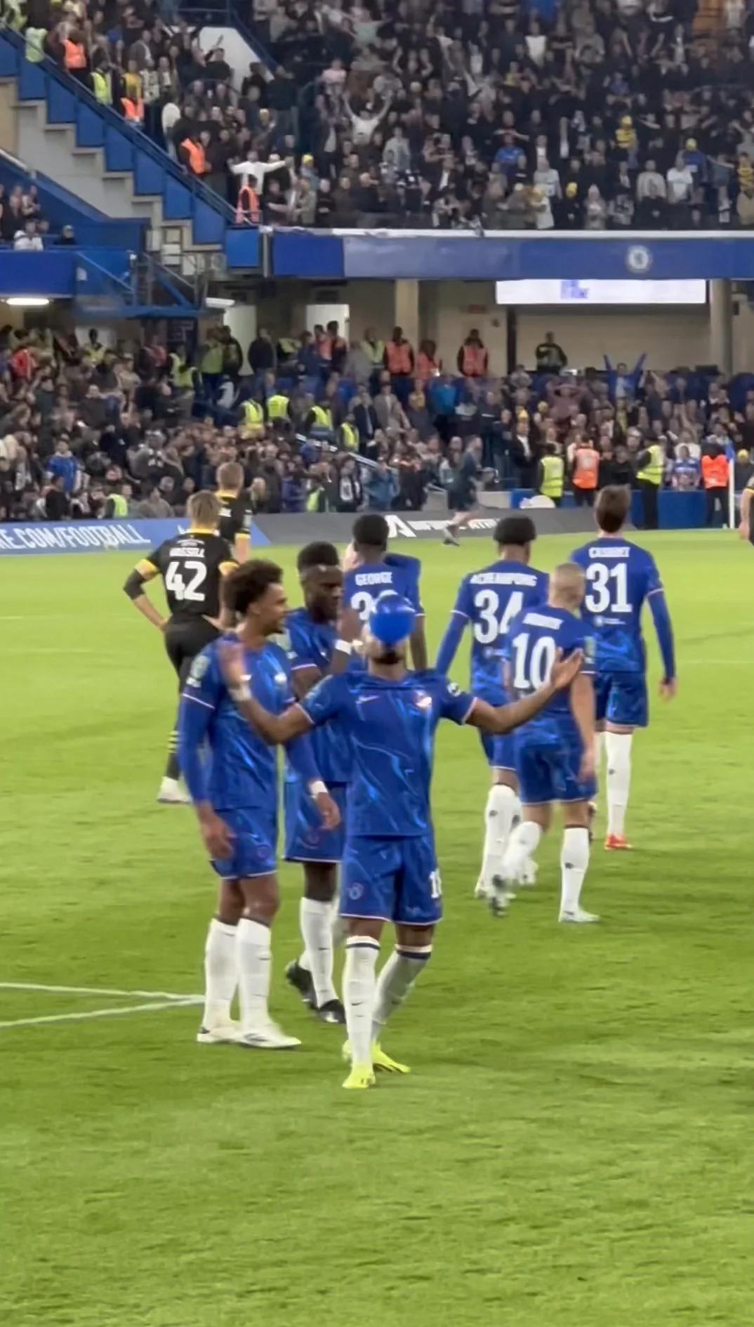 包含经典巅峰！欧预赛比赛球迷狂欢的词条