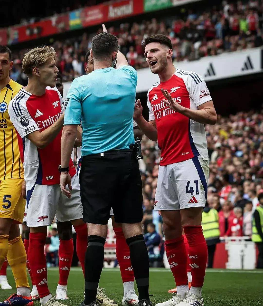 曼城豪取连胜，领跑英超积分榜