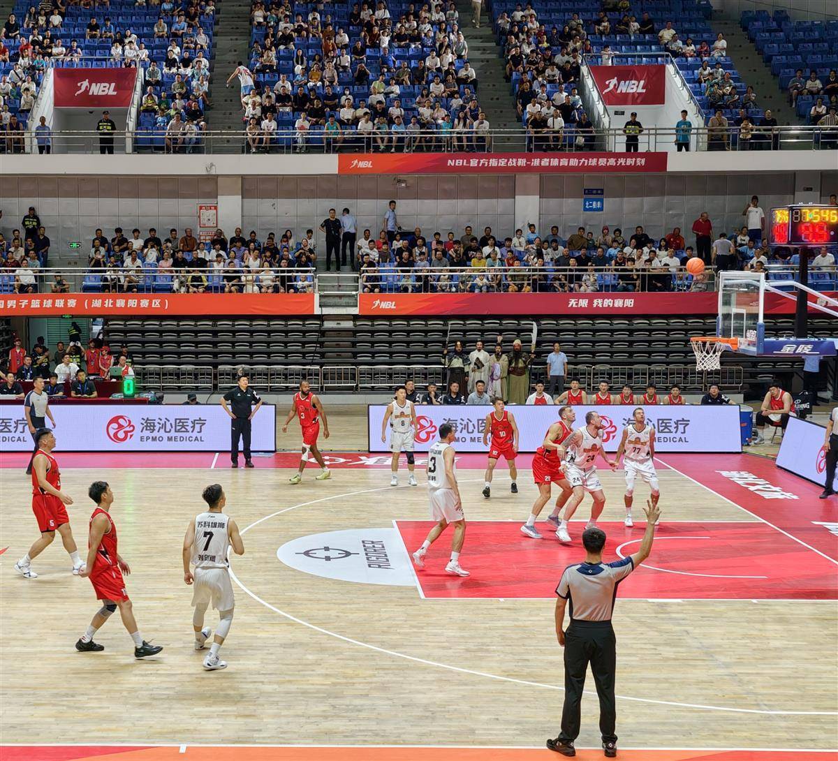 篮球盛事火爆开幕，球迷热情高涨支持