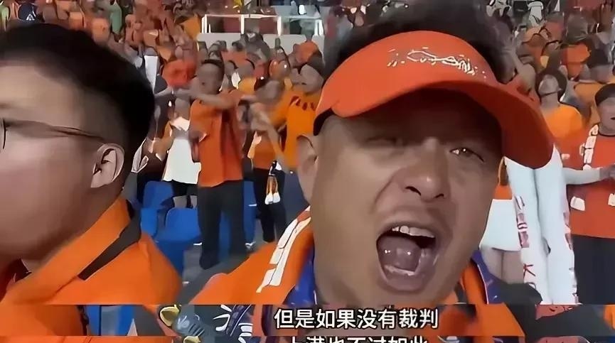 开云官网-裁判判罚争议，球迷情绪激动
