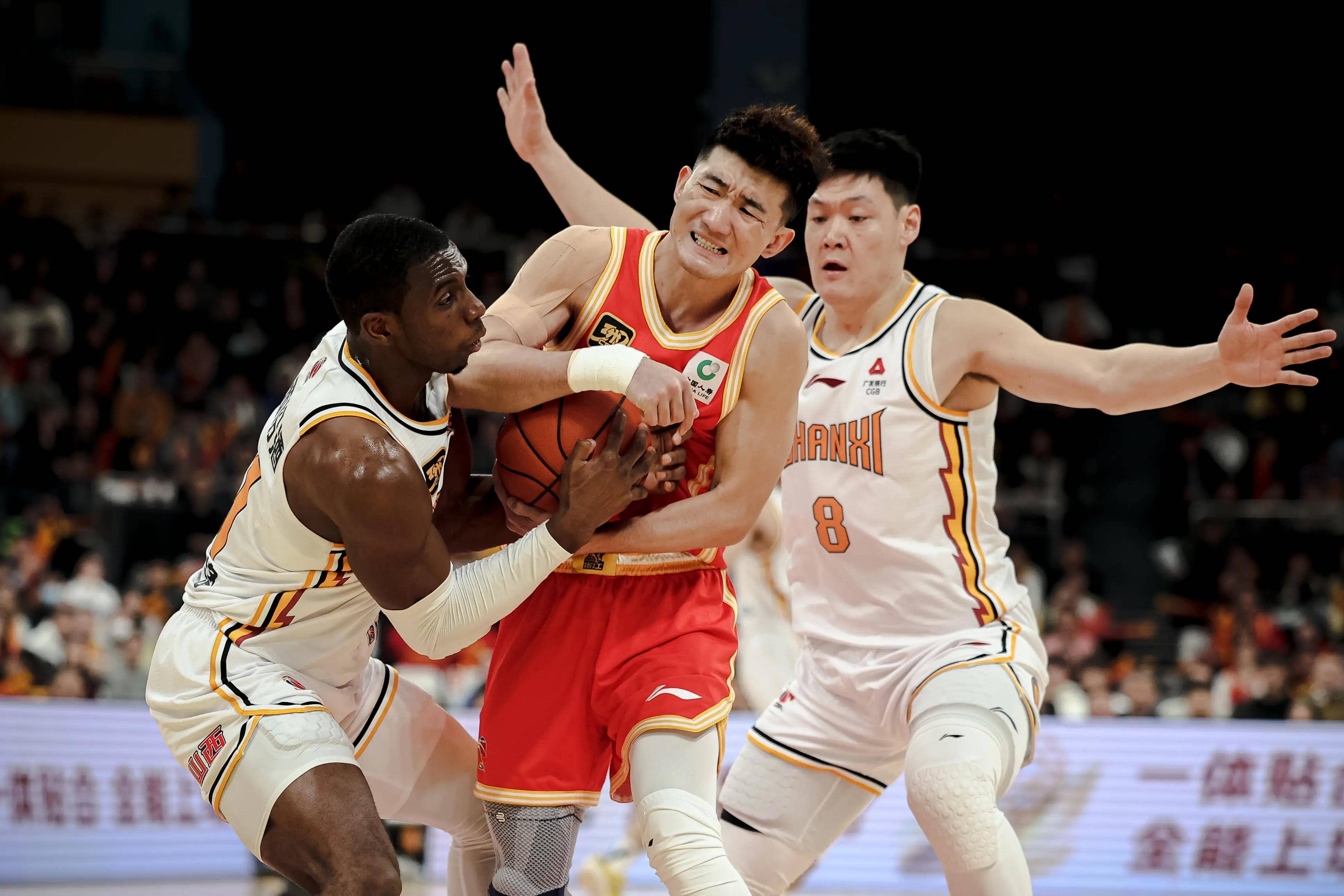 关于中国篮球联赛的紧张对抗，球场上热火朝天的信息