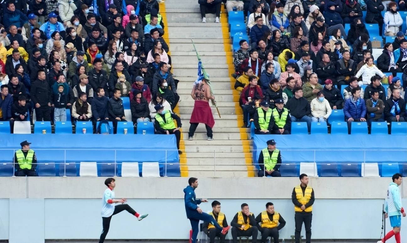 力拔头筹的队伍，赢得球迷的热烈喝彩的简单介绍