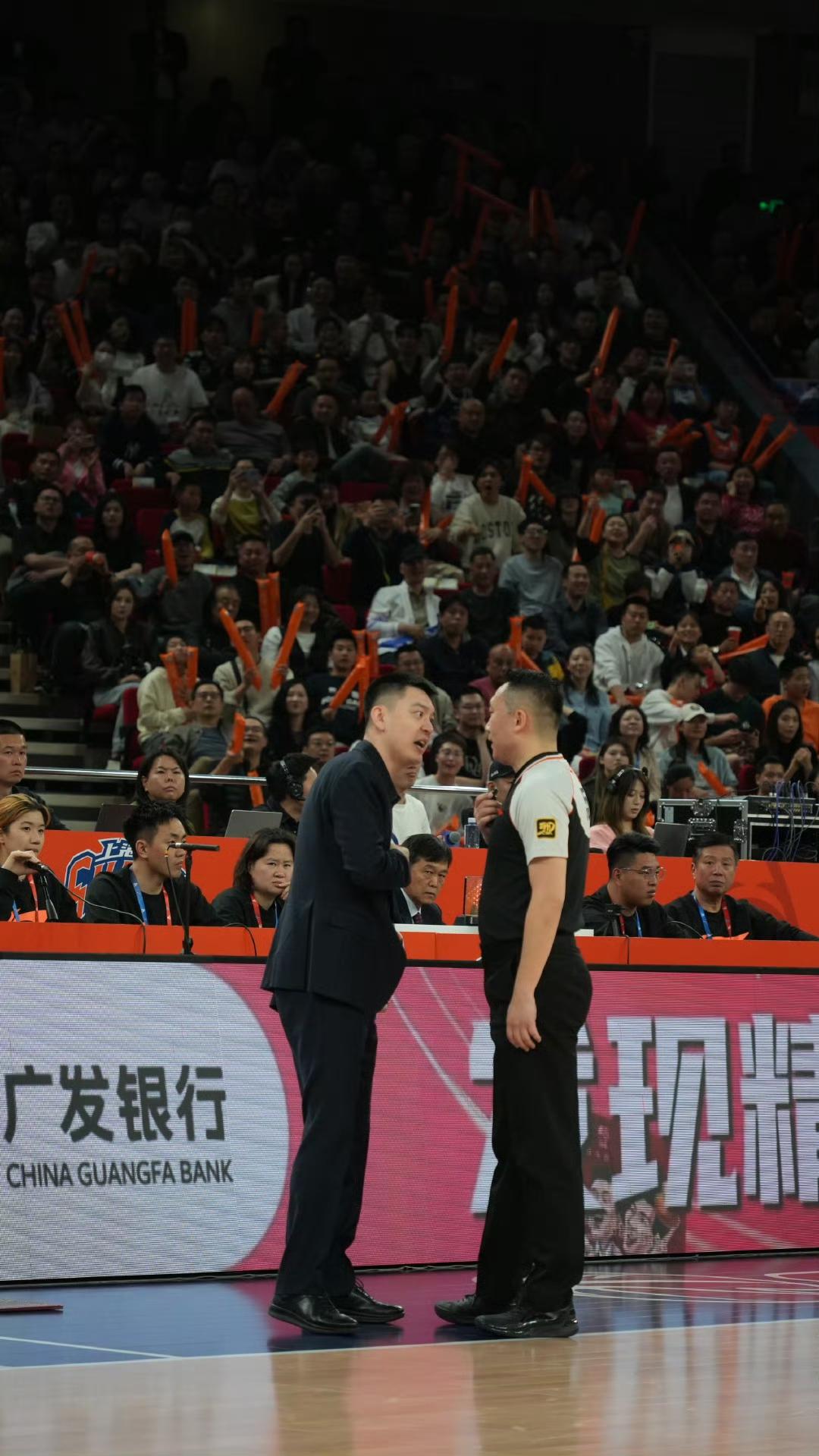 包含压哨绝杀引爆全场，球迷欢呼不已的词条