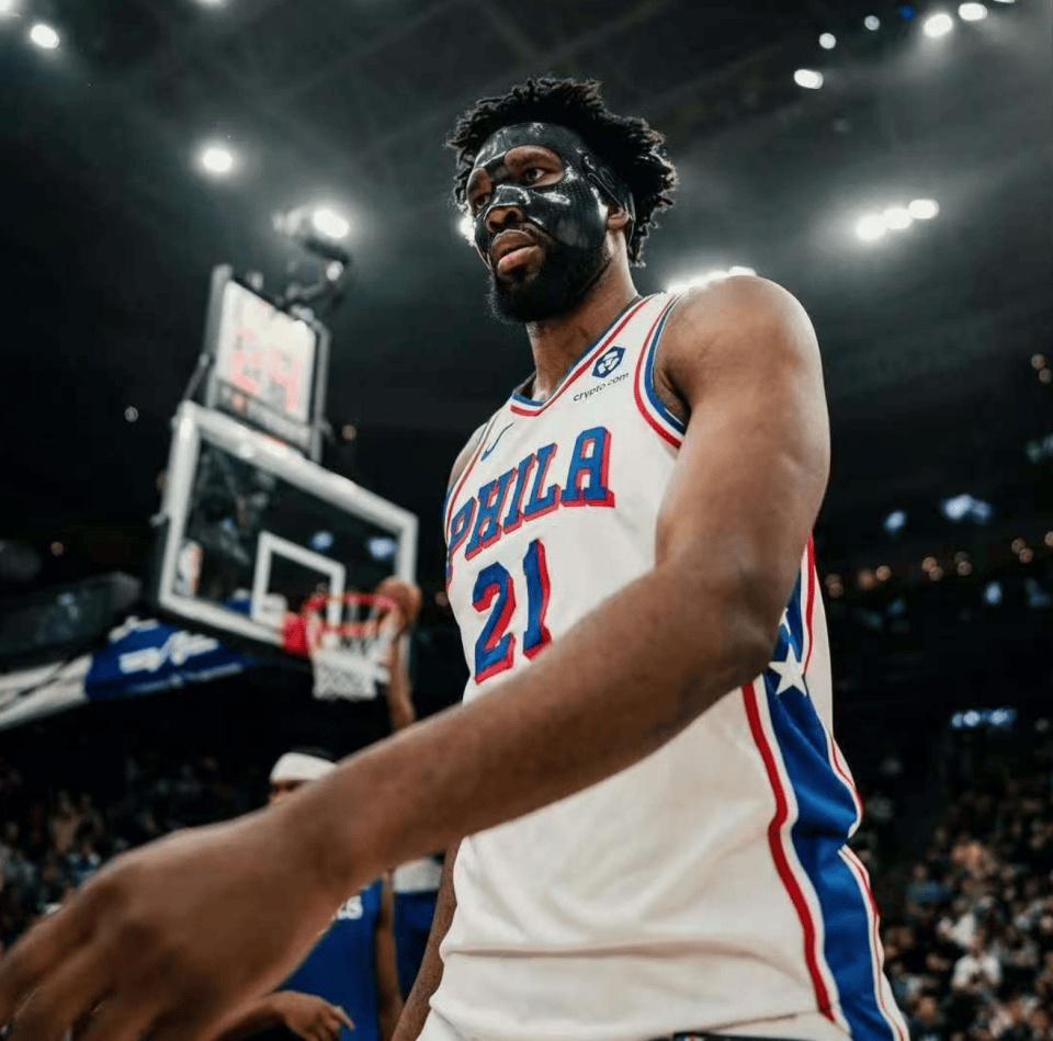 包含76人客场负于马刺，恩比德独得32分的词条