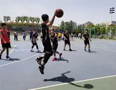 篮球精英联赛强队交手，场面激情四射