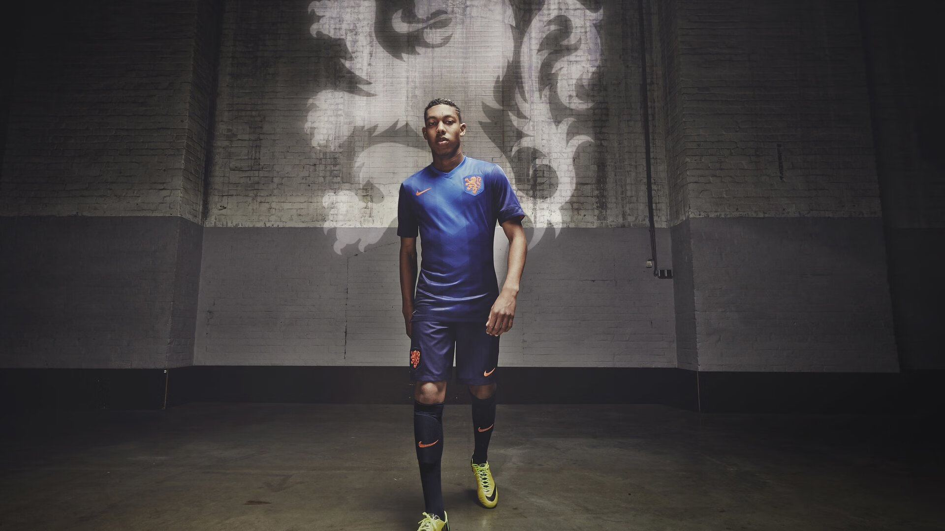 就在这时，一道被遗忘的闪电，劈开了凝滞的滚烫空气